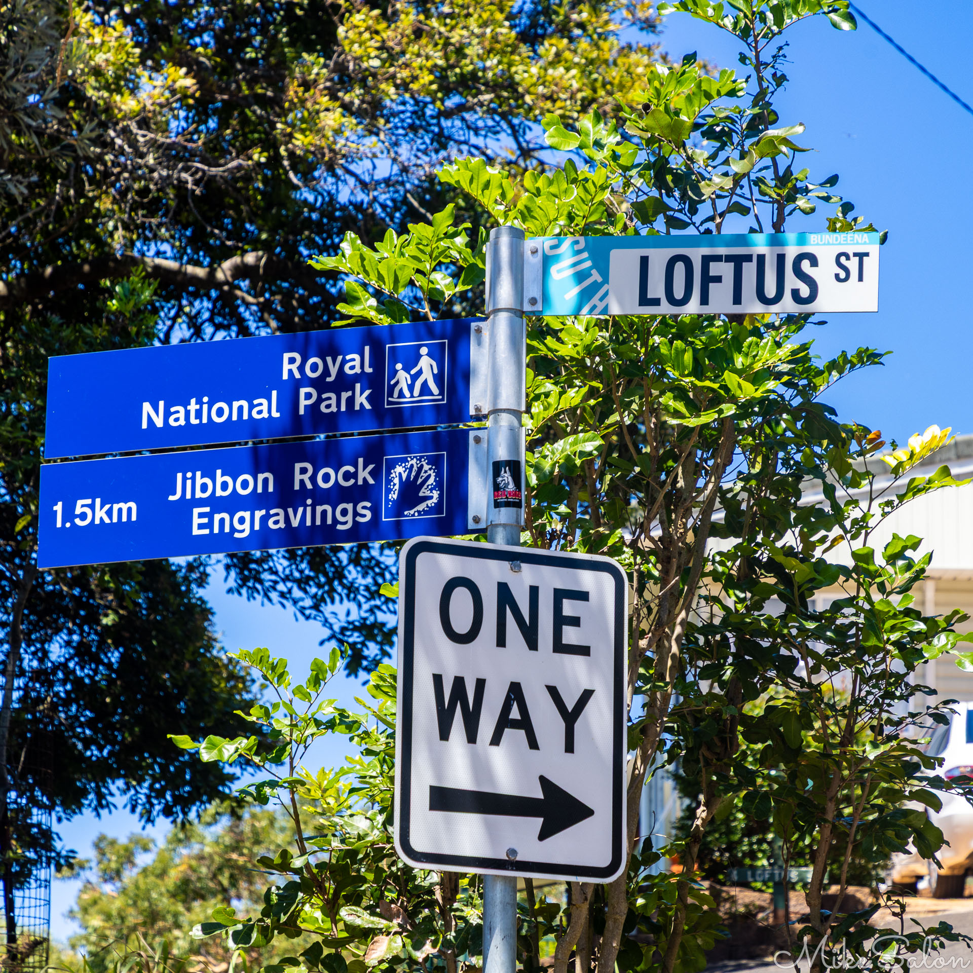 Bunddena signpost pointing to Jibbon Rock Engravings. [6464]