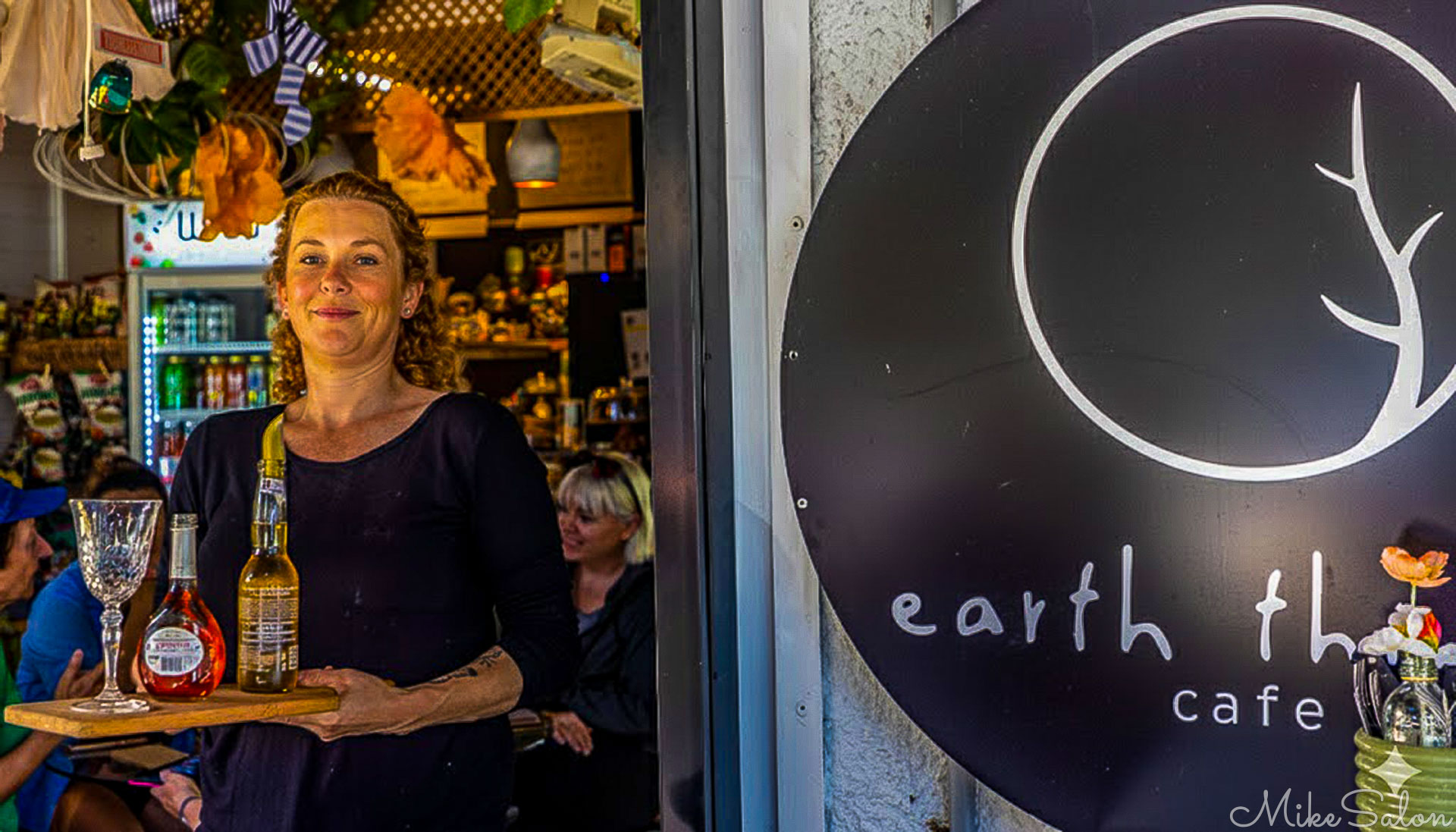 Waitress bring wine and beer at Bundeena's Earth Things Cafe. [6457]