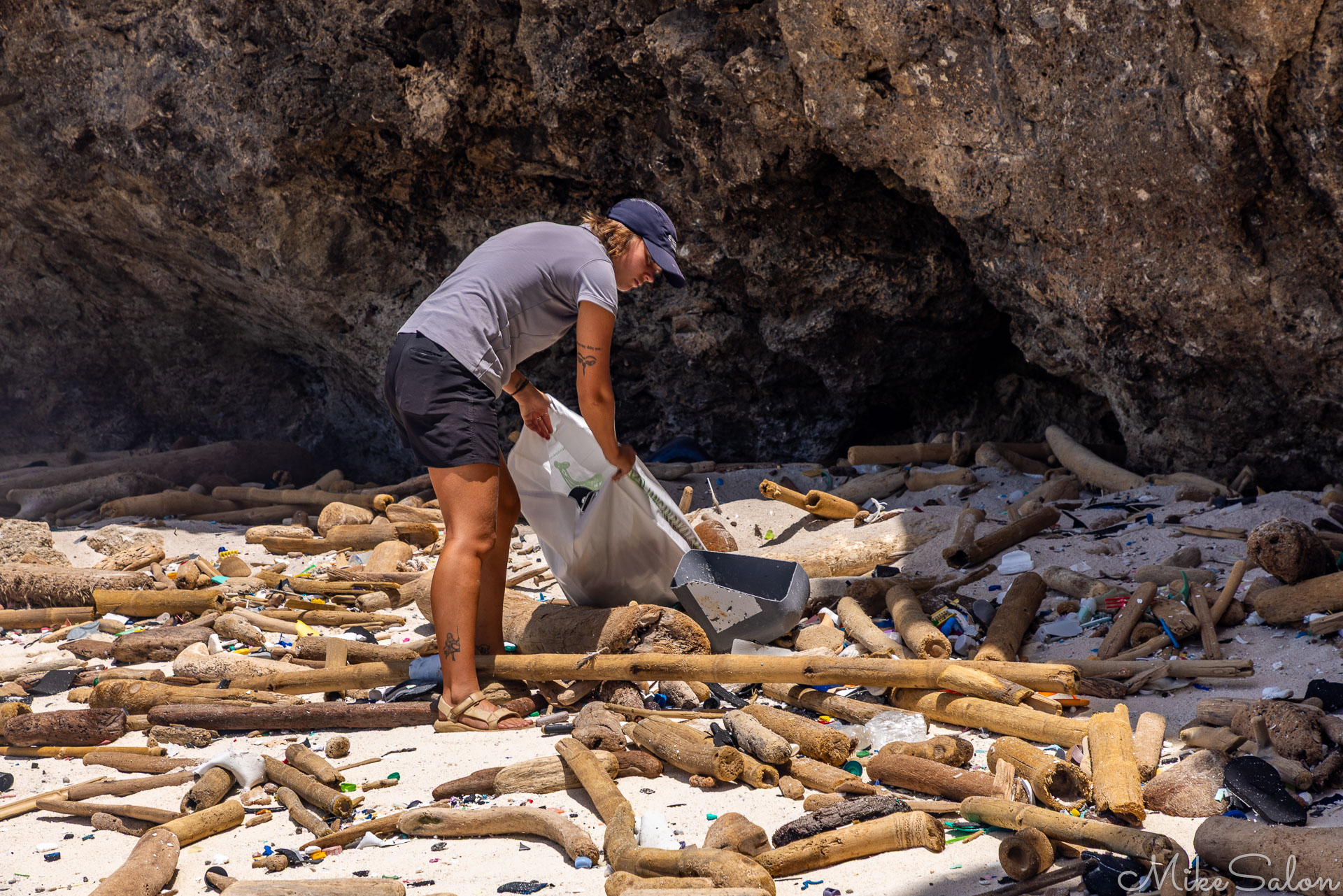 On Greta Beach, cleaning up the litter. [9925]
