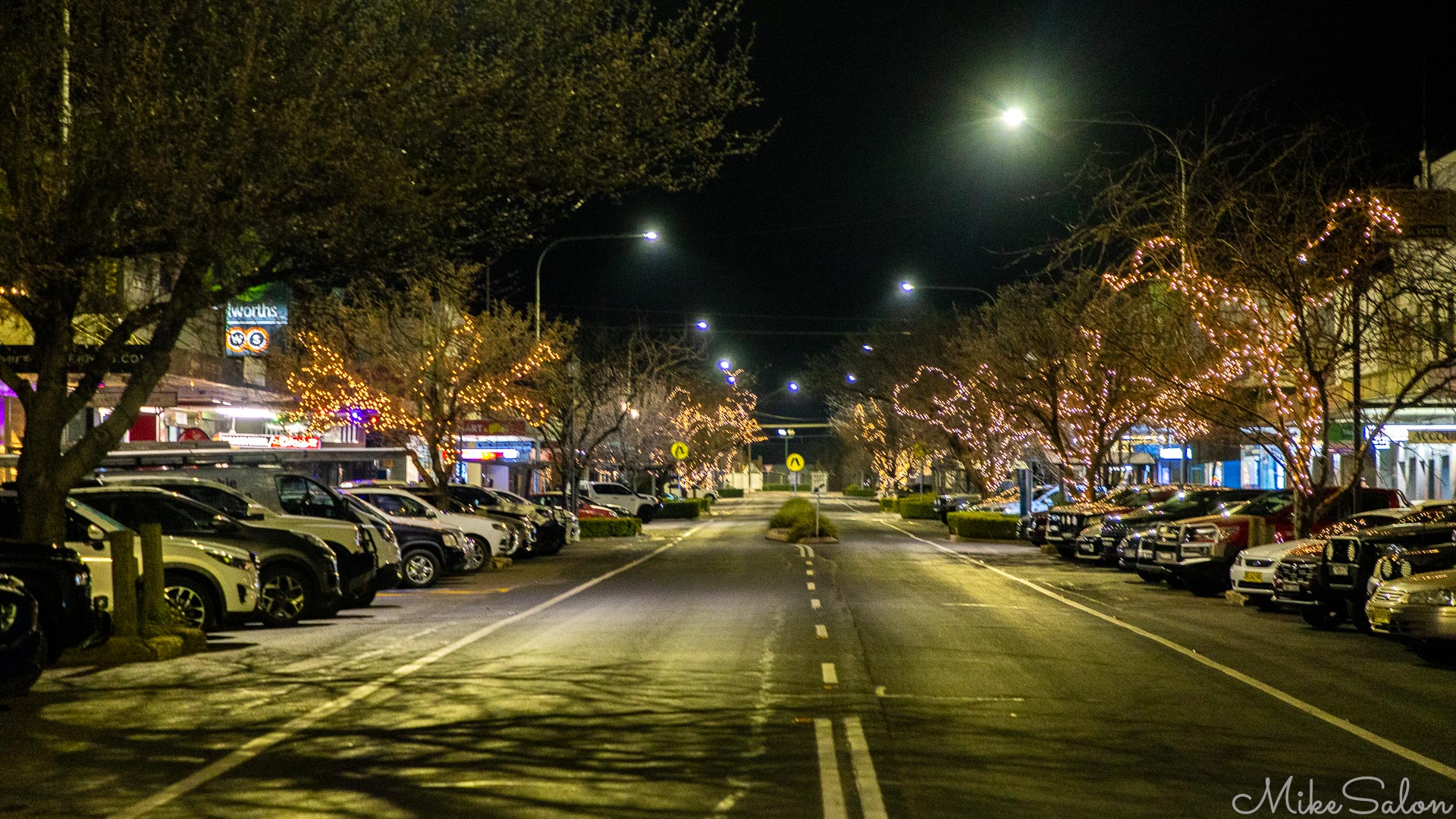 7:00pm on a Tuesday and pretty quiet in Cootamundra`s main street. The fairy lights looked good and welcoming. The town is trying hard. [5108]