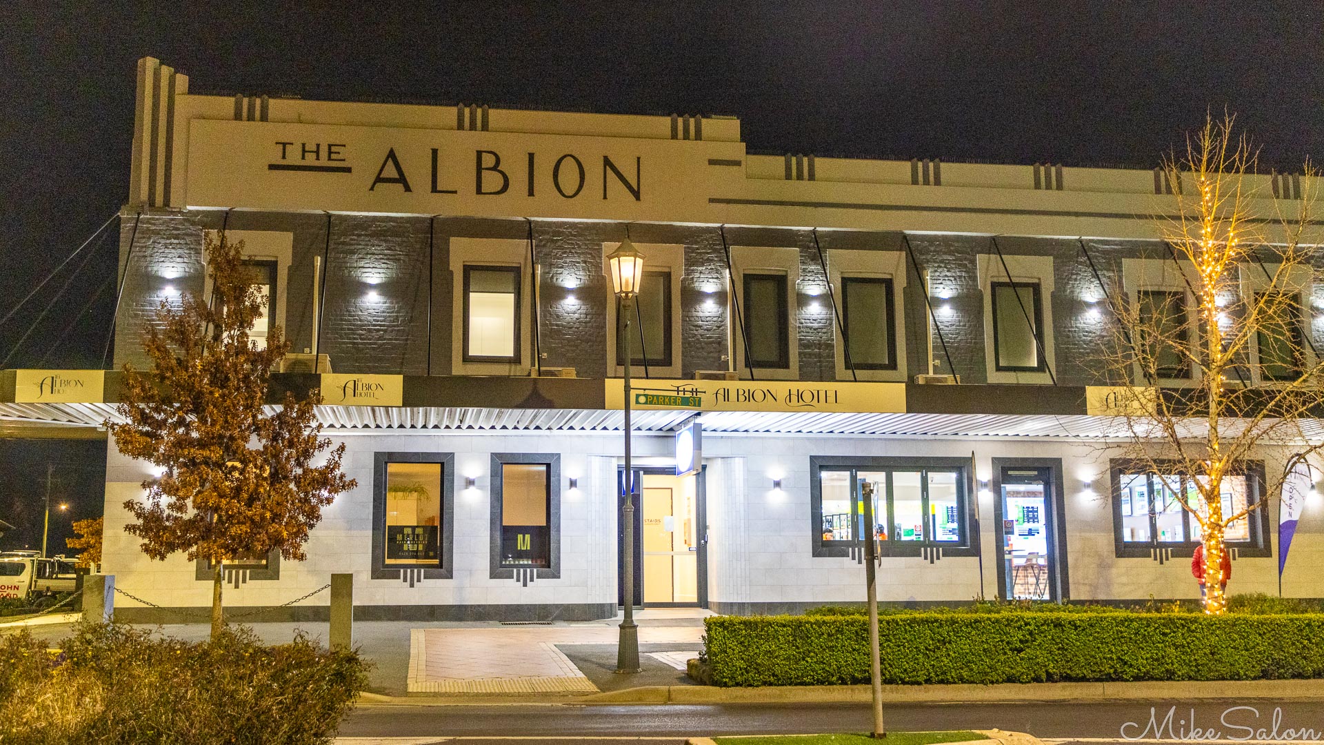 The Albion Hotel was the most appealing place in town for pub-grub, and we found that it had been freshly renovated inside. [5109]