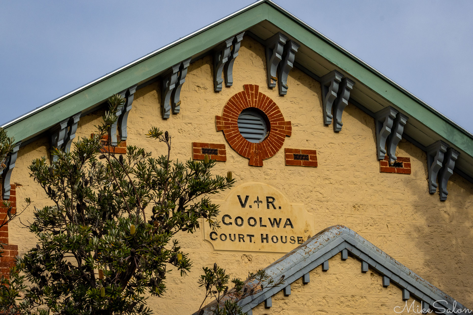 Nameplate on the old Goolwa Courthouse. [2149]