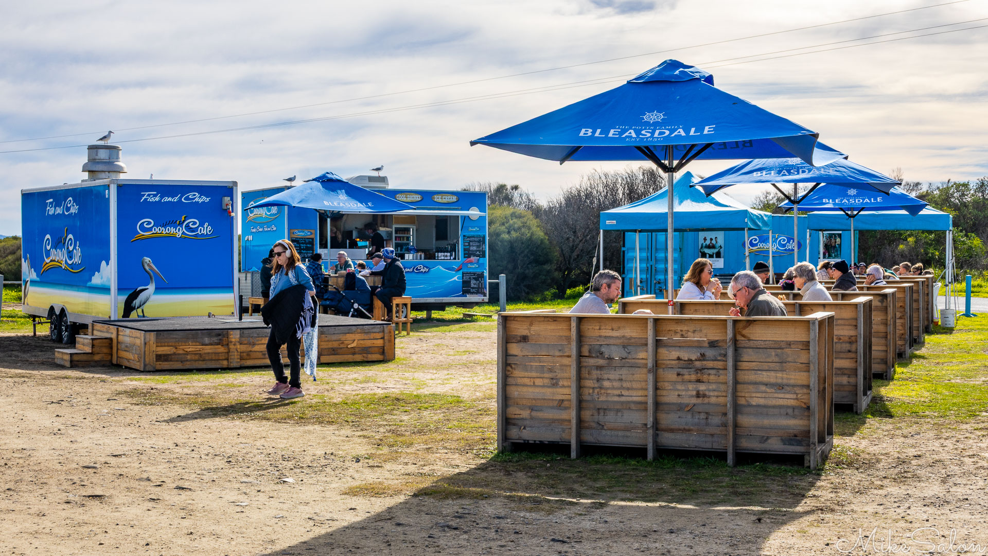 Lots of customers at the Coorong Cafe. [2059]