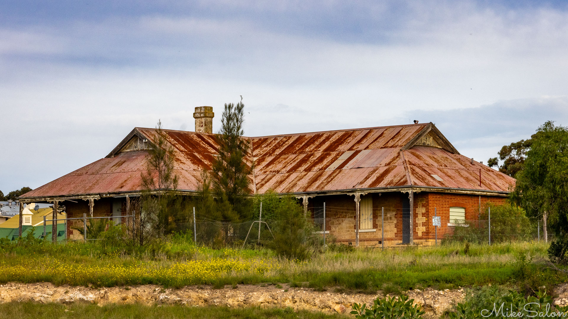 Grand house derelict at Murray Bridge. [2208]