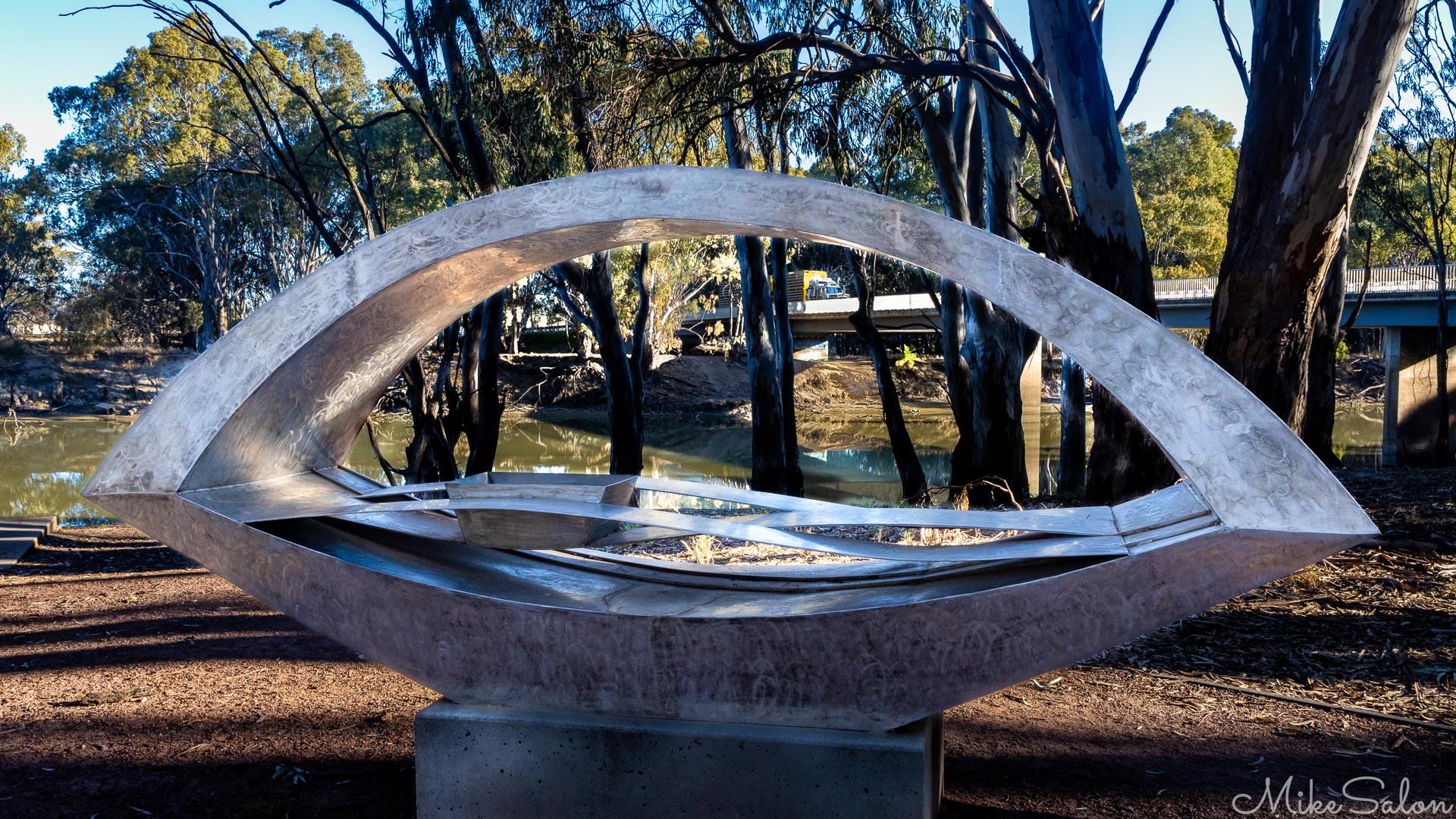 John Wooler's sculpture of a punt across the river, with the replacement bridge behind it. [5003]