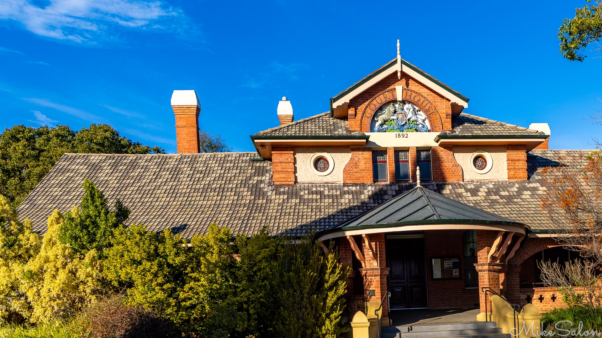 The 1892 Federation style courthouse, seen in bright sunshine. [1962]