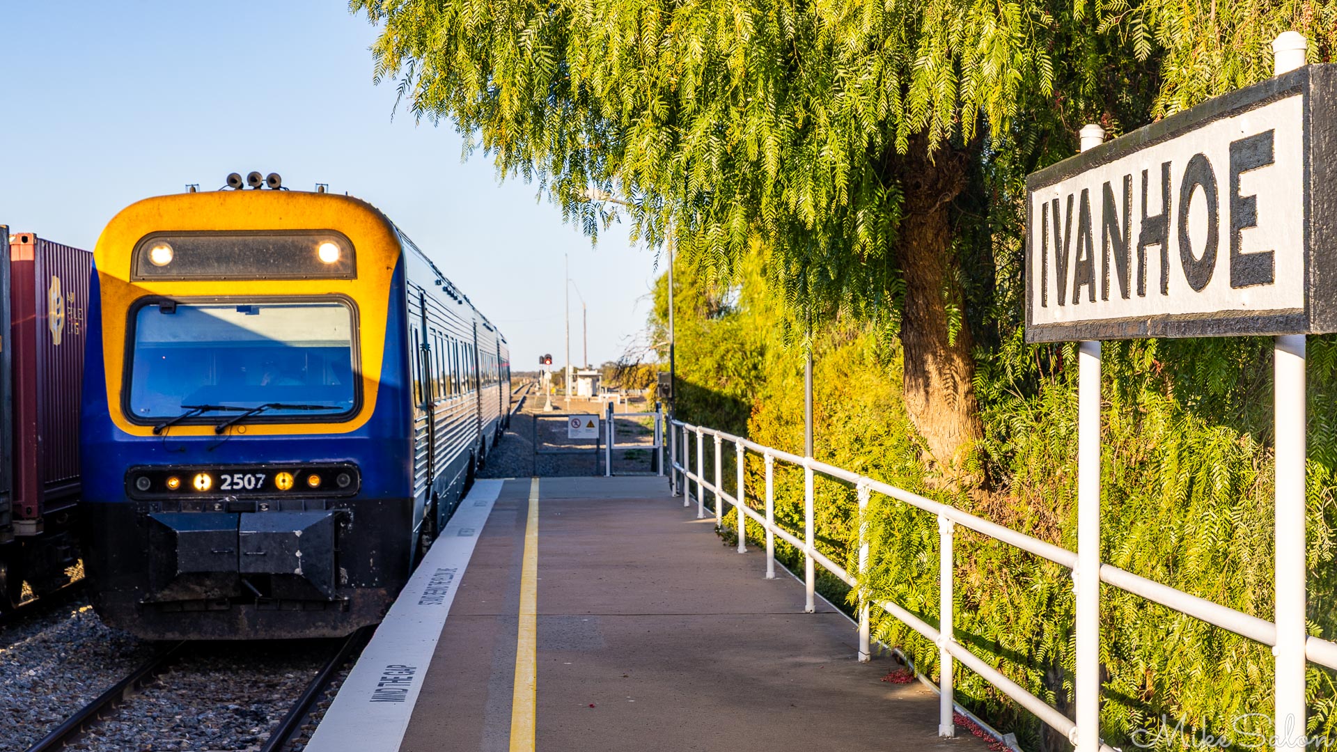 Ivanhoe Railway station as indicated by signage, with the weekly Outback XPlorer train pulling in. [2038]