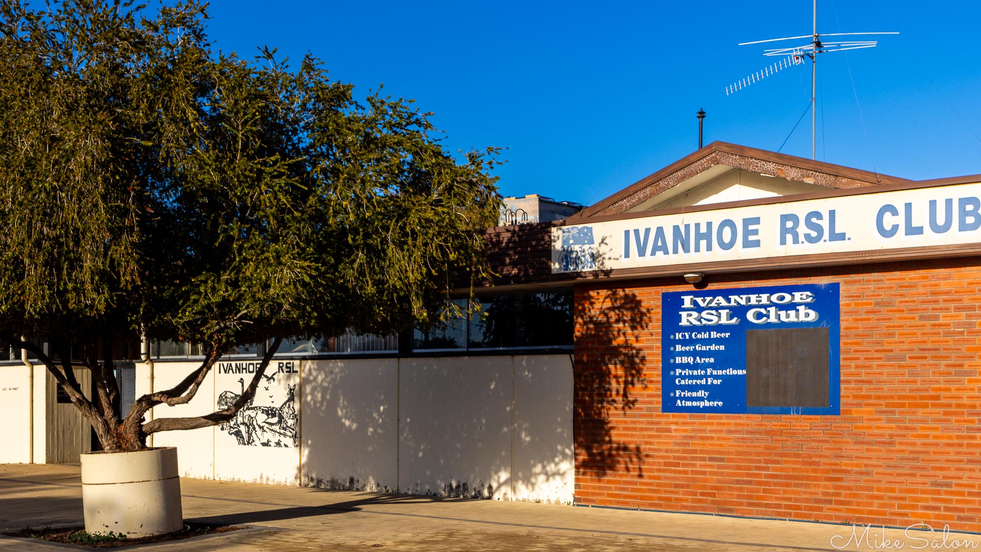 Outside of the Ivanhoe RSL, sunshine and blue sky. [2027]