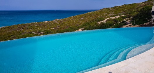 Infinity pool overlooking the ocean. [1747]