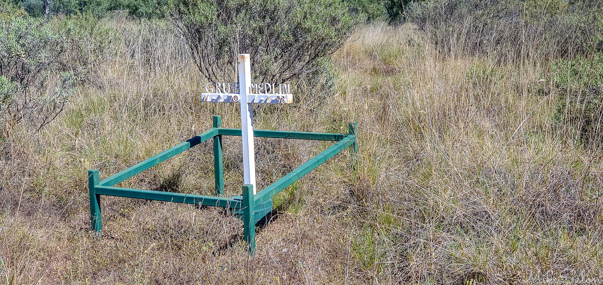 Grave of Grub Medlin, a Birdsville stockman. [4455]