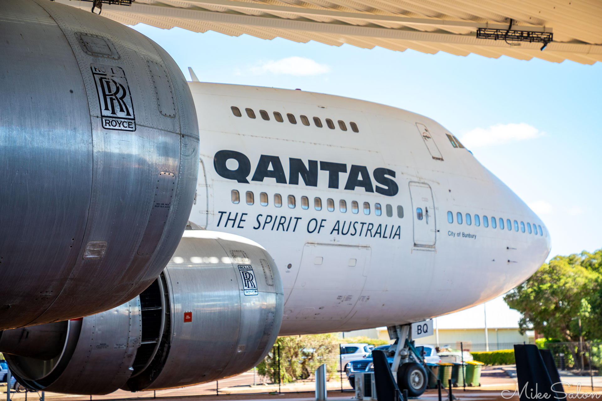 Two Rolls Royce jet engines and the nose of a retired Qantas Boeing 747. [0991]