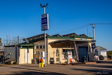 Menindee petrol station from outside.
