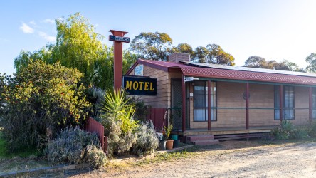 Burke & Wills Menindee Motel from outside