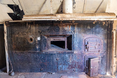 Surviving in an almost derelict shed in a mechanic`s yard, this oven was used by Mike`s grandfather around 1910 in his bakery. [5435]