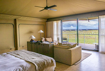 From the comfort of a safari tent, guests look out across the open savannah toward distant lodges and roaming wildlife. The blend of canvas and glass captures Monarto’s philosophy perfectly — immersion in nature without surrendering comfort. [2728]