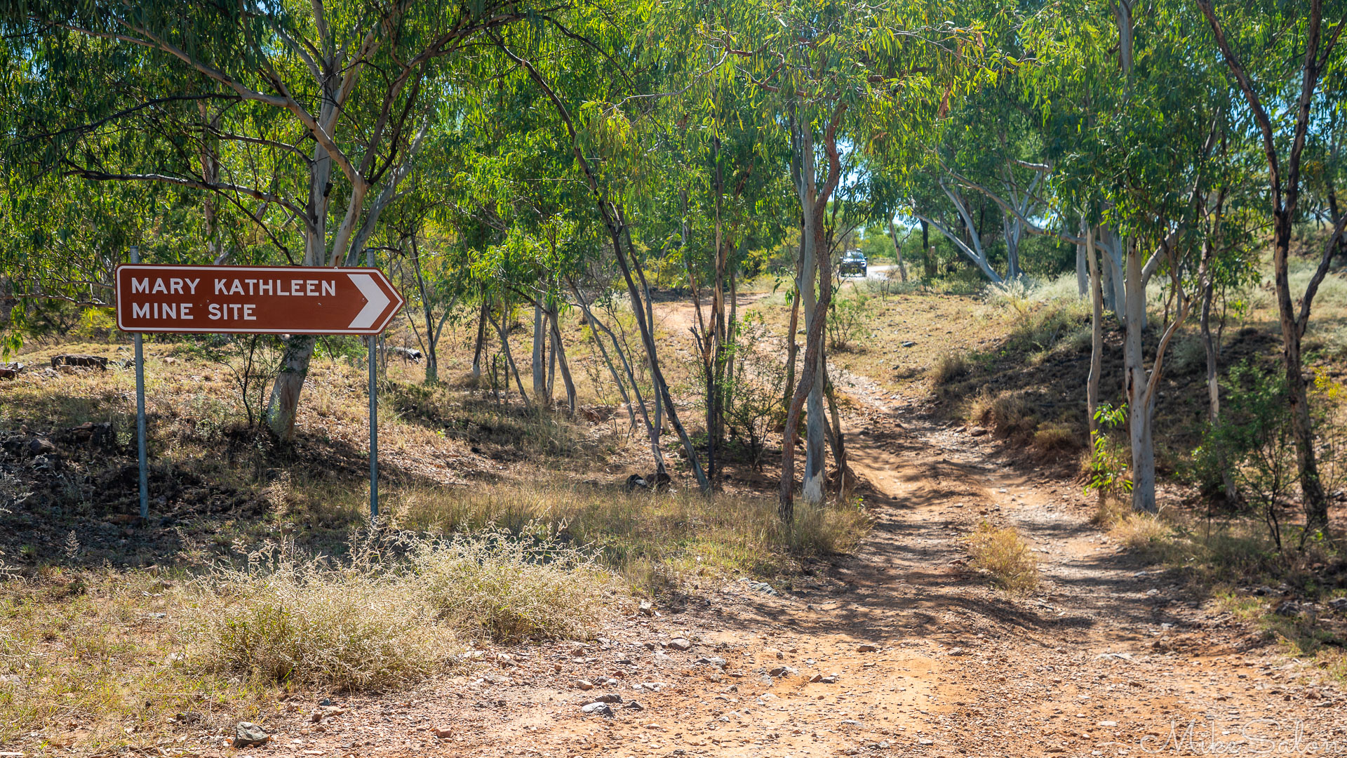 Dirt track leading to the Mary Kathleen MIne Site. [0898]