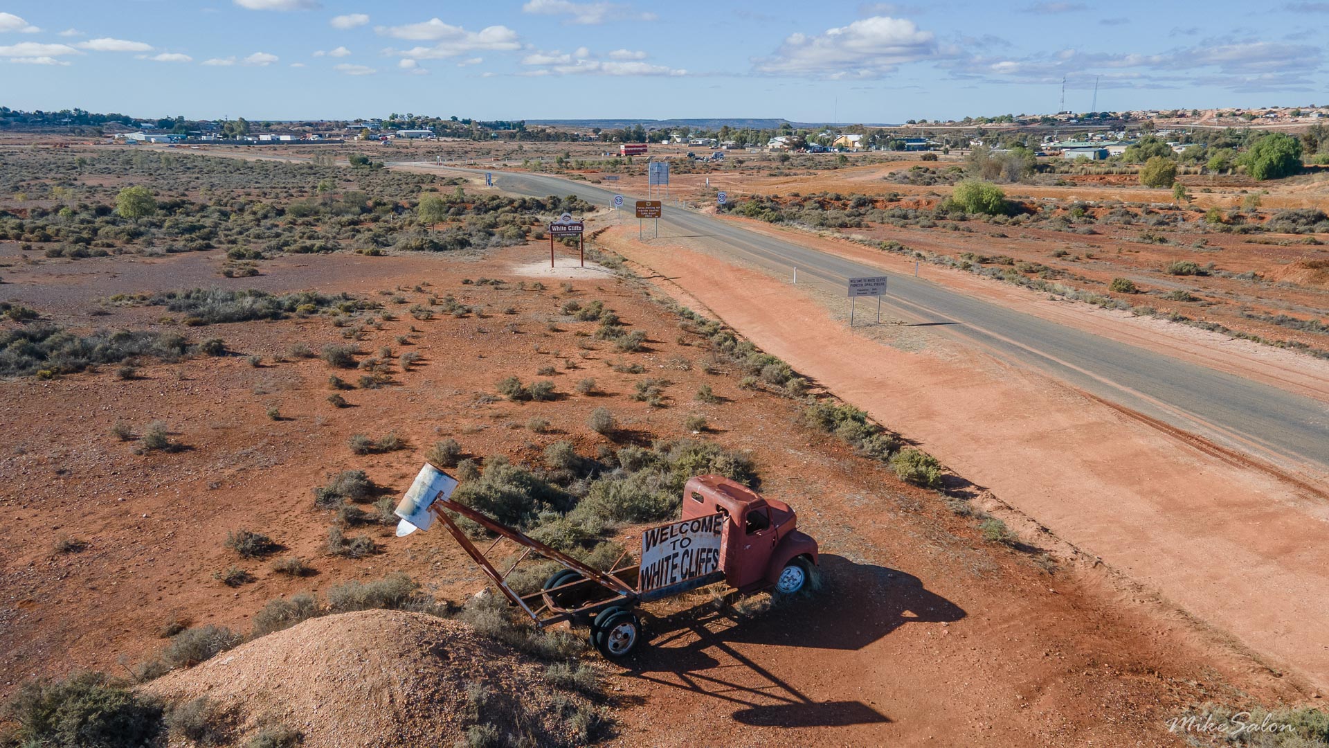 Visitors are welcomed to White Cliffs by a portable rubble blower. [0908]