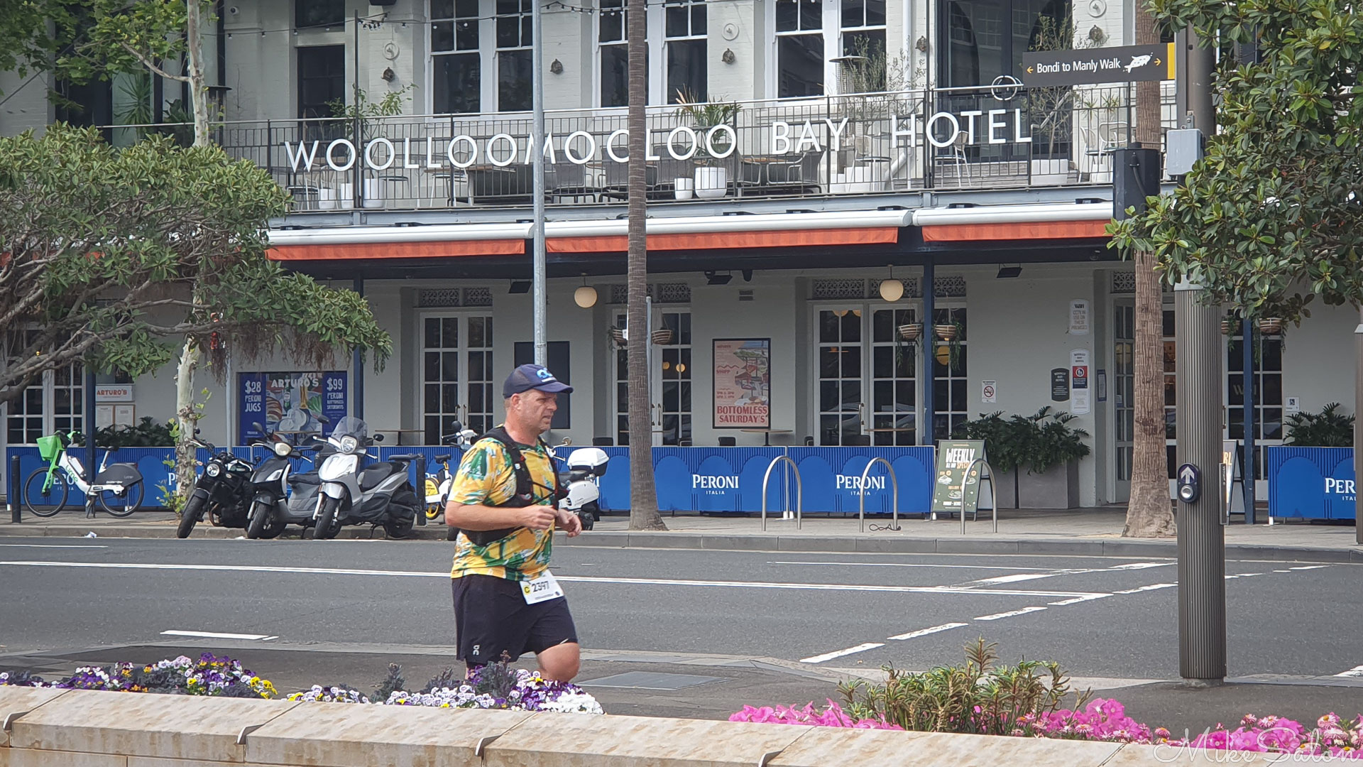 Probably too early in the event for a cooling ale at the Woolloomooloo Bay Hotel. [5126]