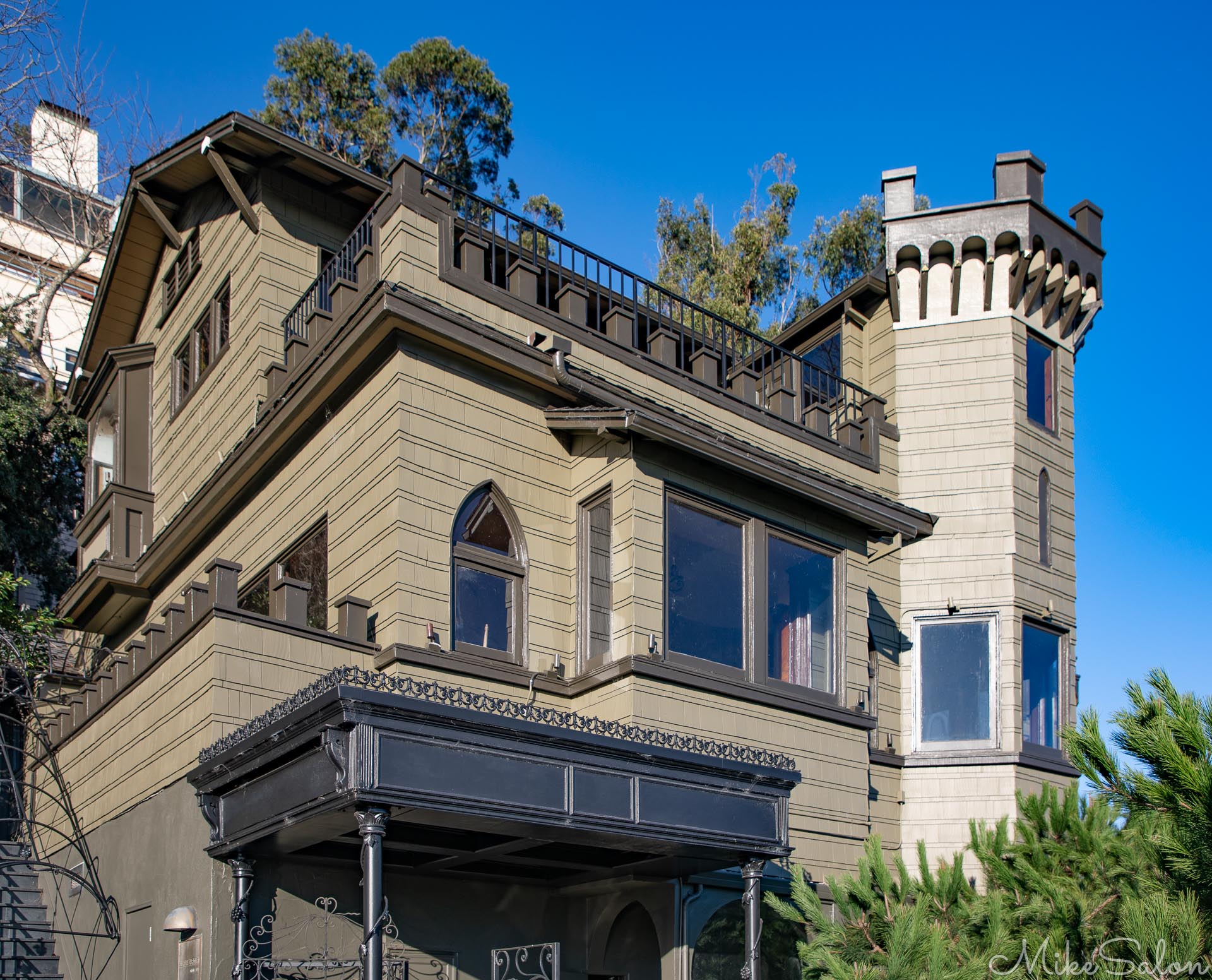 Telegraph Hill San Francisco : Freakish but characteristic of upscale residential architecture. (0D0A3305.jpg)<br>Camera: Canon EOS 5D Mark IV