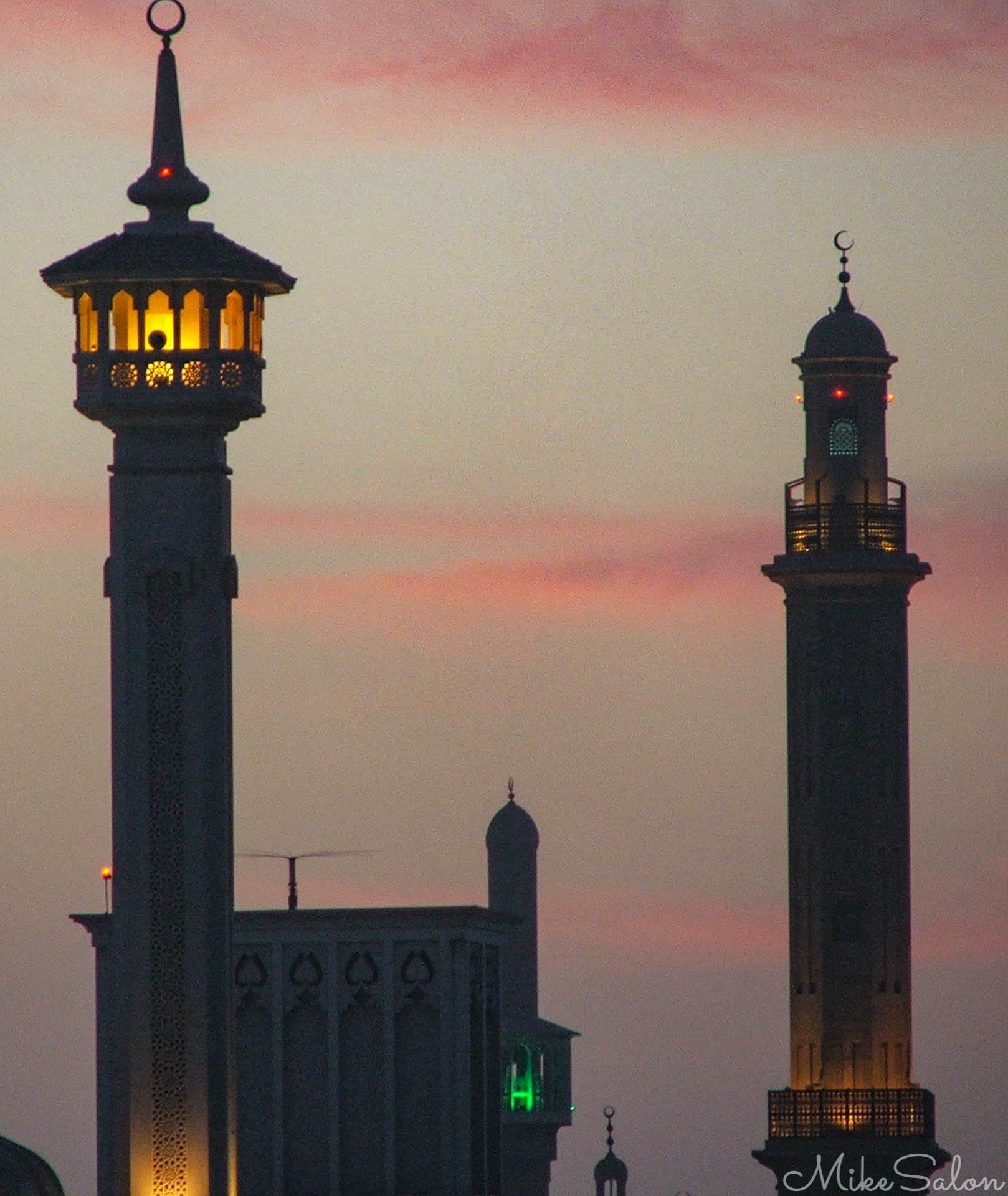 Grand Bur Dubai Mosque : Dating from 1900, this downtown mosque looks beautiful in the sunset. (DSCF4733.jpg)<br>Camera: FinePix S5500