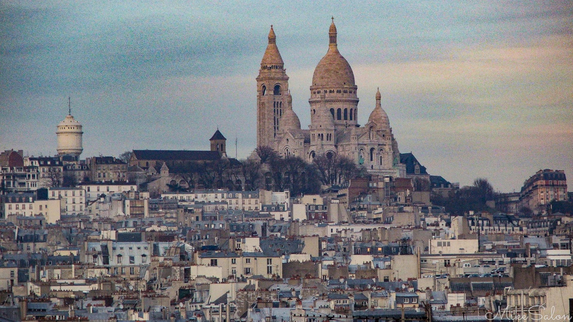 Sacre Coeur : The Basilica of the Sacred Heart defines the Montmartre skyline in Paris. (DSCF4987.jpg)<br>Camera: FinePix S5500