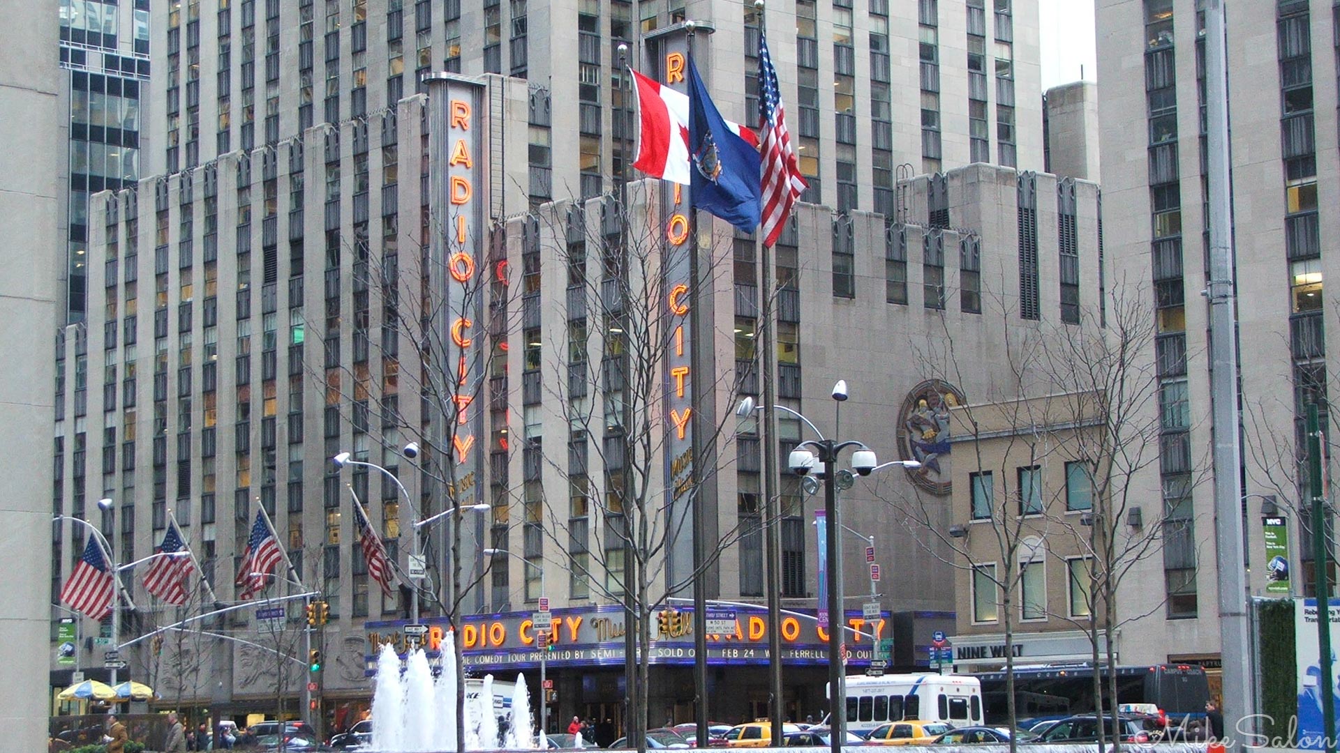 Radio City of New York : In Rockefeller Center, this music hall is one of New York city's iconic buildings. (DSCF6046.jpg)<br>Camera: FinePix S5500