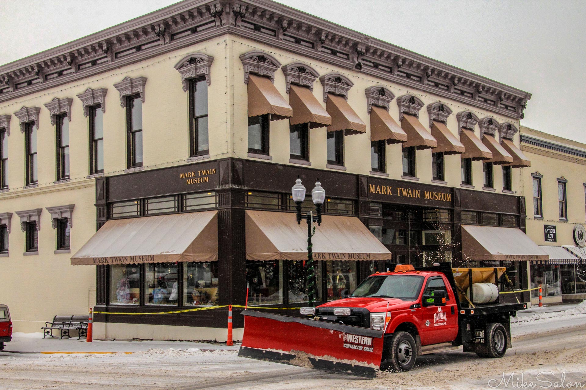Mark Twain Museum : Snow clearing by the Mark Twain Museum, near his boyhood home, in Hannibal Missouri. (IMG_6838.jpg)<br>Camera: Canon EOS 60D