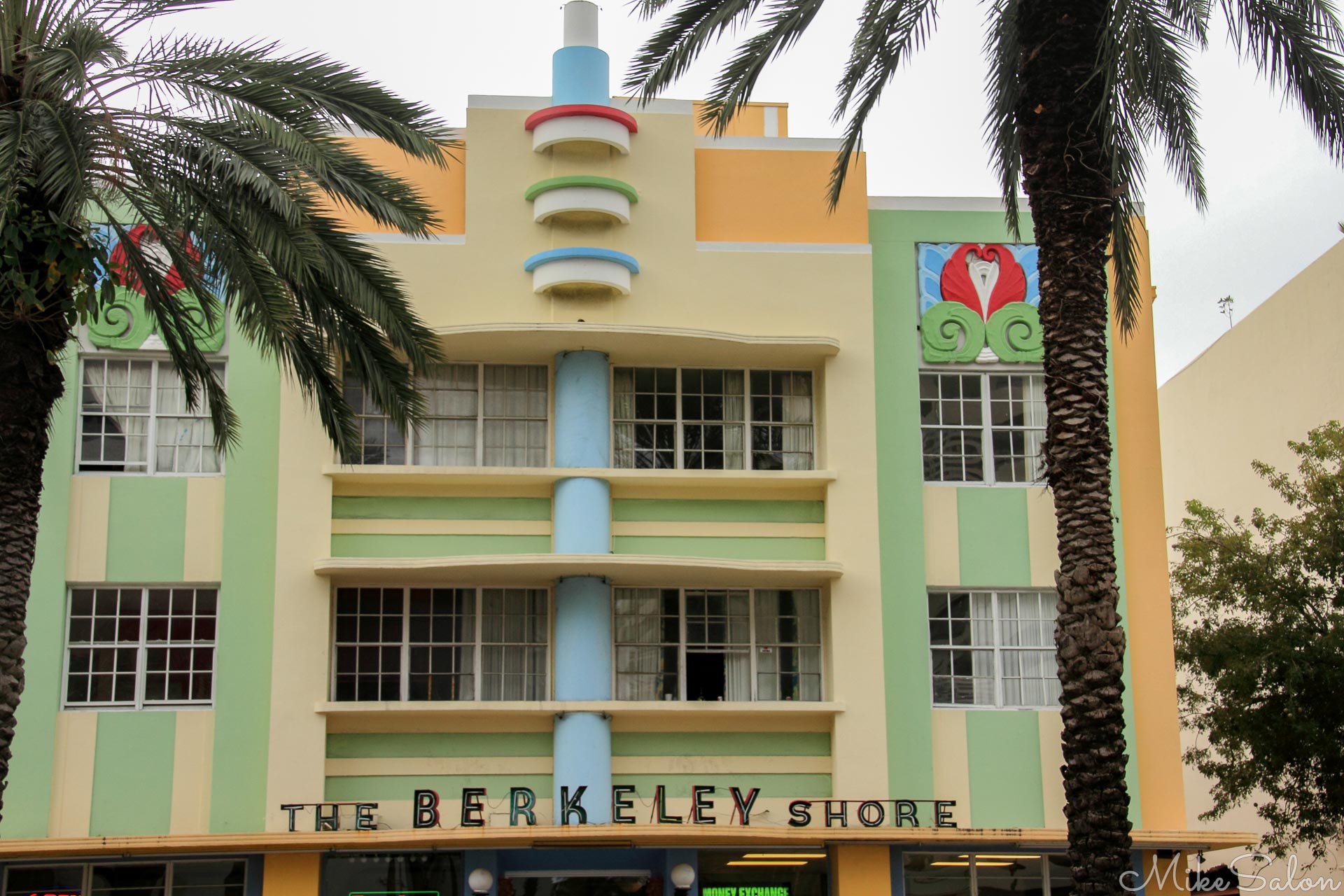 Miami Beach Architectural District : The South Beach area of Miami is famous for its delightful pastel-coloured art deco buildings. (IMG_7801.jpg)<br>Camera: Canon EOS 60D