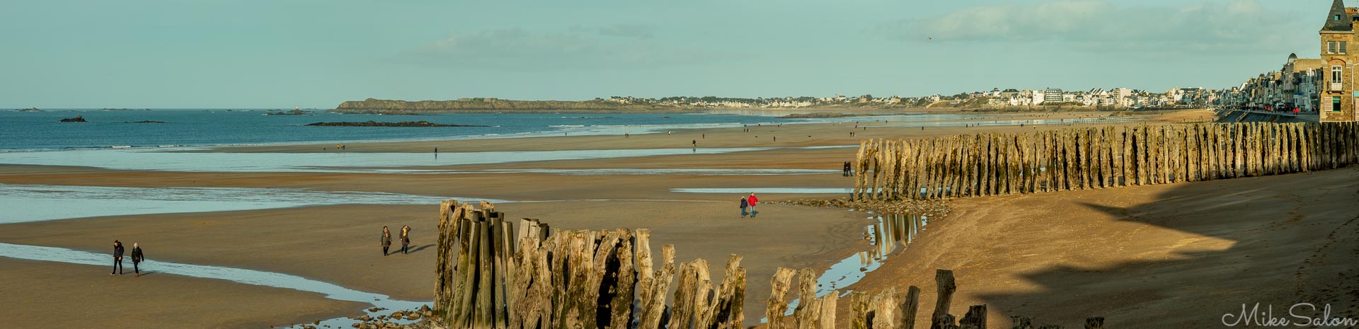 Beach at Saint-Malo : Promenading on the Grande Plage du Sillon is a popular pastime even in winter. (_D0A5171-Pano.jpg)<br>Camera: Canon EOS 5D Mark IV