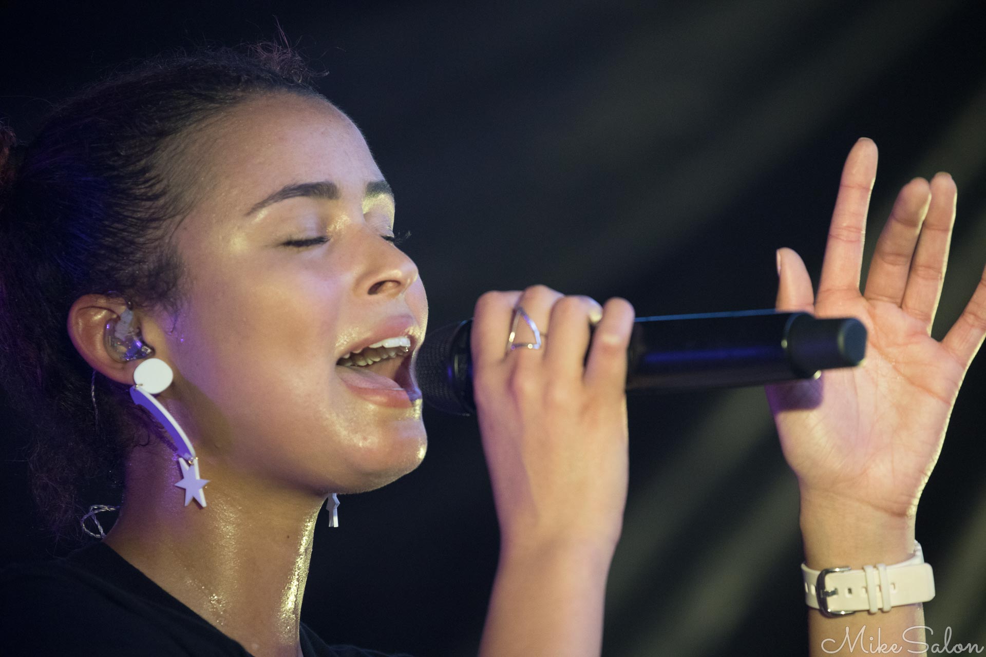 Beauty on Stage : Thandi Phoenix engrossed in her music at the Surry Hills Festival. (0D0A4084.jpg)<br>Camera: Canon EOS 5D Mark IV
