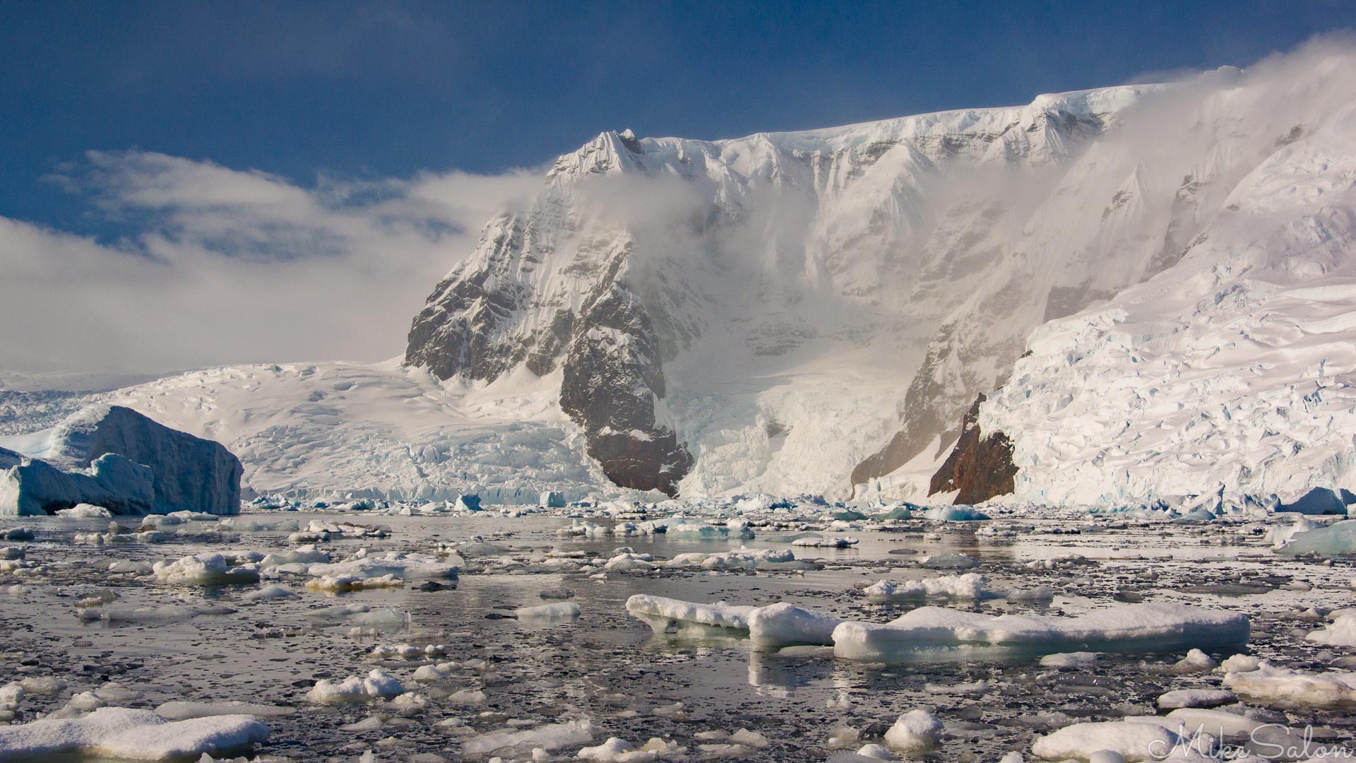 Glacier : Morning light on this glacier in Charcot Bay. (Antarctic)