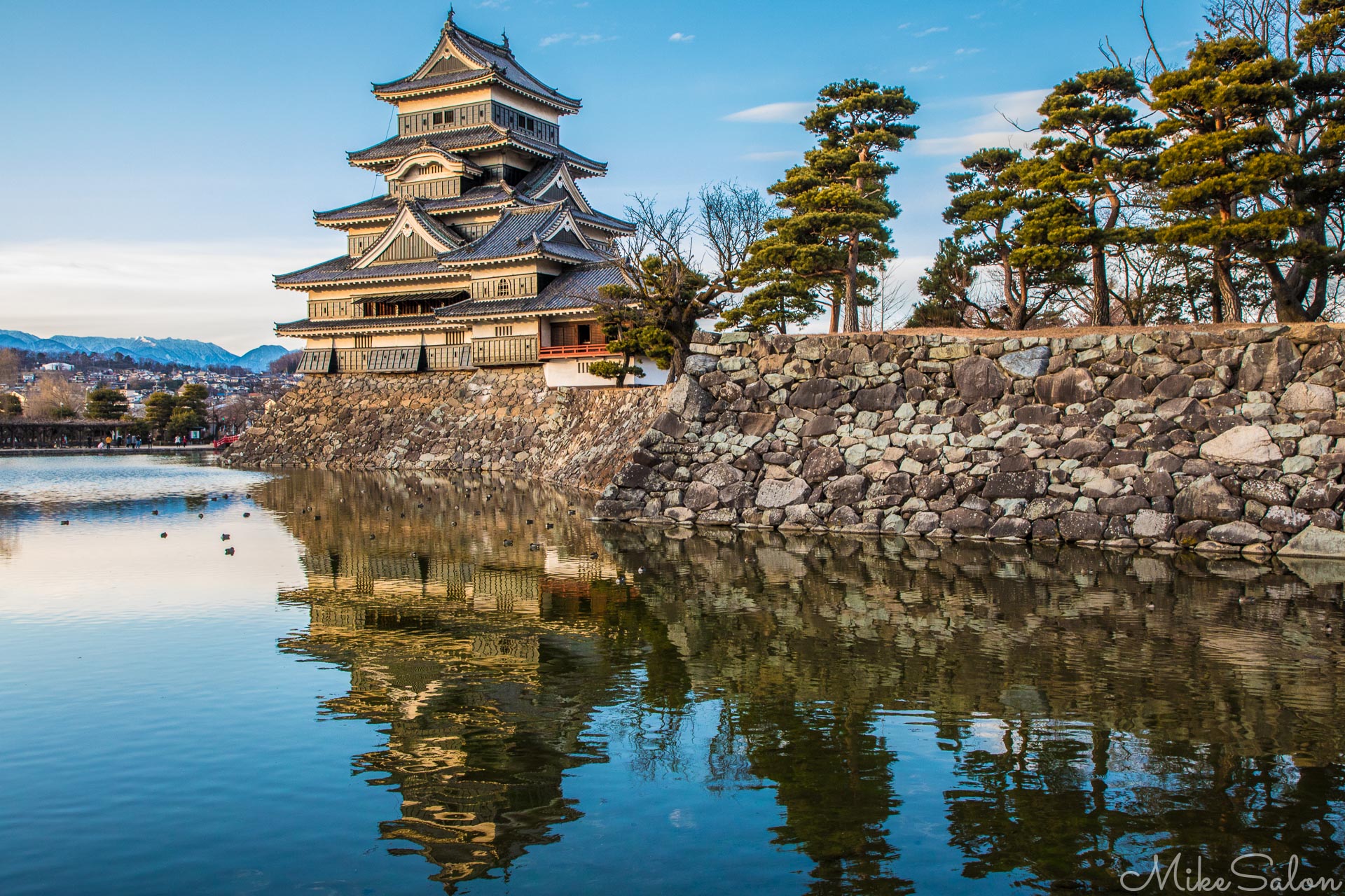 Matsumoto Castle : Spectacular at sunset, the keep of Matsumoto-jo, also known as Crow Castle, dates back to 1590, survived WWII but was severely damaged by an earthquake in 2011 [0D0A6325]. (Japan)